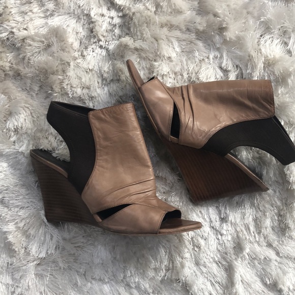 VINCE CAMUTO VADO Tan leather Wedge Sandal - Picture 3 of 15